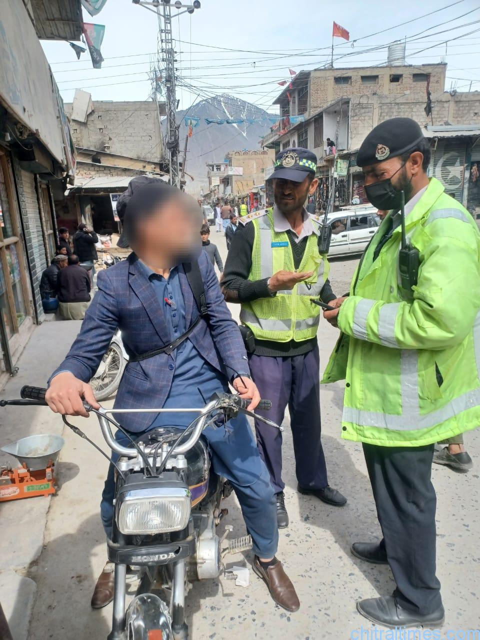 chitraltimes chitral trafic police arrest motorcylist 4