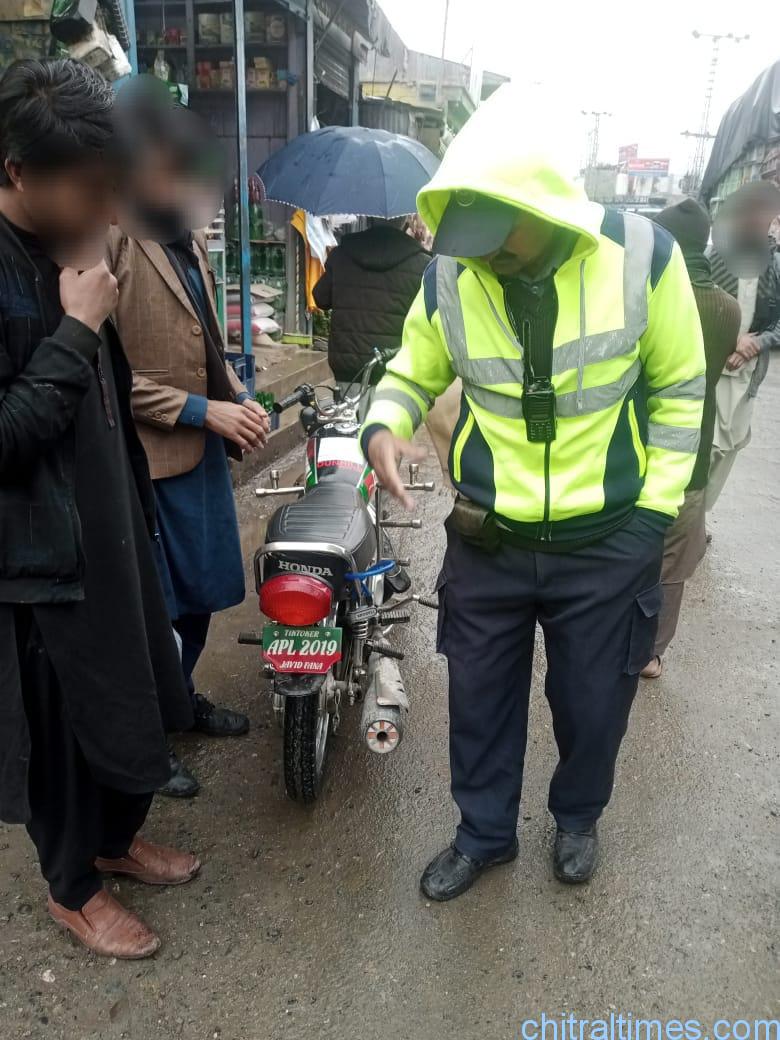 chitraltimes chitral trafic police arrest motorcylist 5