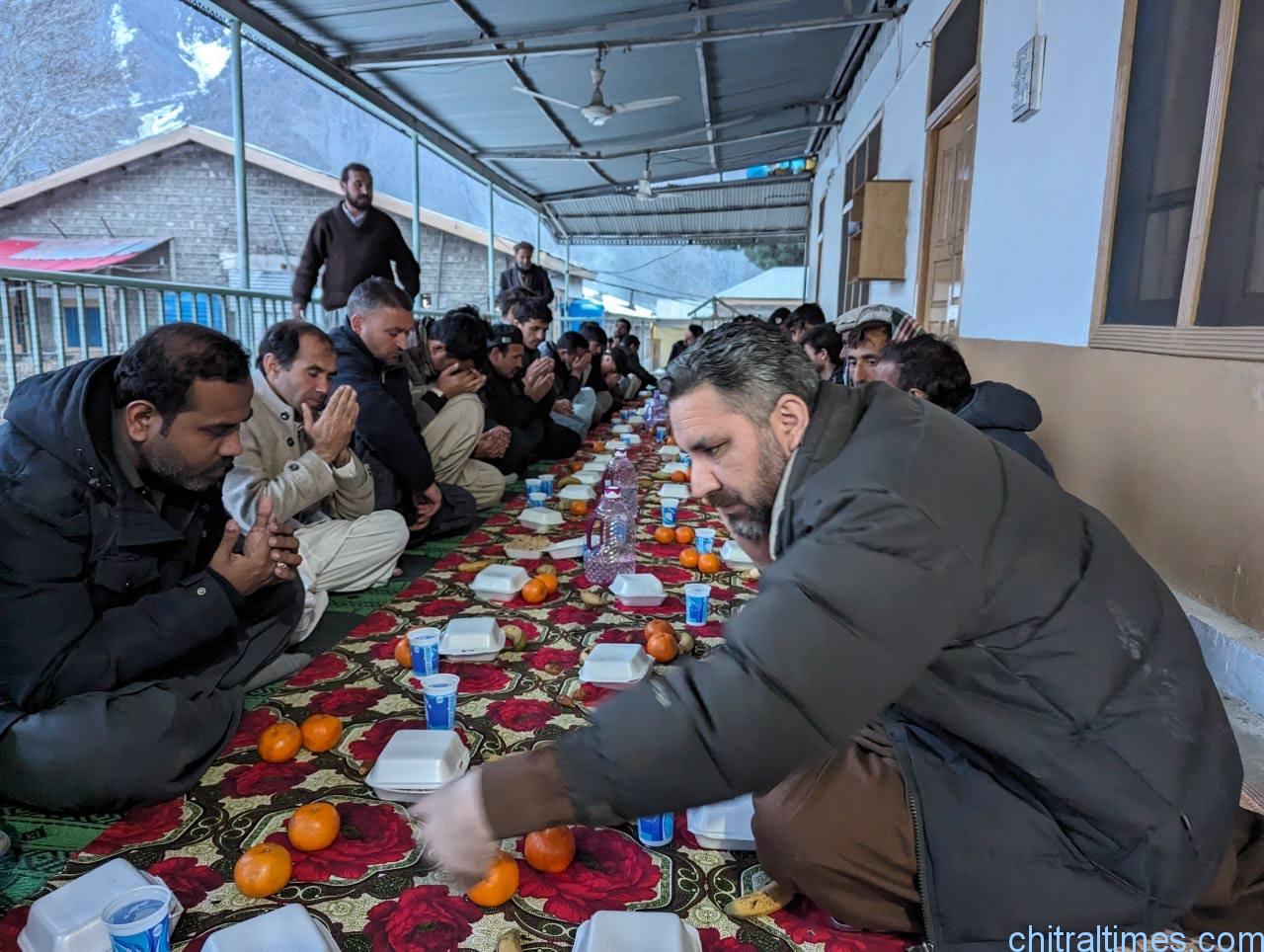 وزیر اعلی خیبر پختونخوا کے احکامات پر ضلعی انتظامیہ لوئر چترال کیطرف سے مسافر اور ڈی ایچ کیو ہسپتال کے مریضوں, تیمارداروں کیلئے افطار دسترخوان کا اہتمام، ڈپٹی کمشنر کا کاروباری مراکز کا دورہ