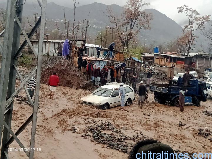 چترال شہر اور مضافات میں گزشتہ دو دنوں سے وقفے وقفے سے بارش جبکہ پہاڑوں پر برفباری جاری، طوفانی بارشوں کے باعث متعدد مکانات منہدم، ندی نالوں میں طغیانی 
