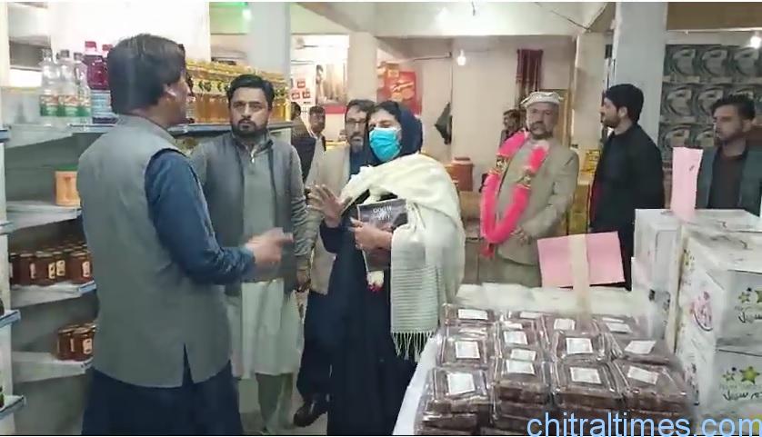 chitraltimes mna ghazala anjum visit utility store chitral distribute subsidized items 5