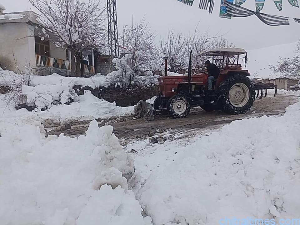 chitraltimes snow clearence torkhow mulkhow road upper chitral 12