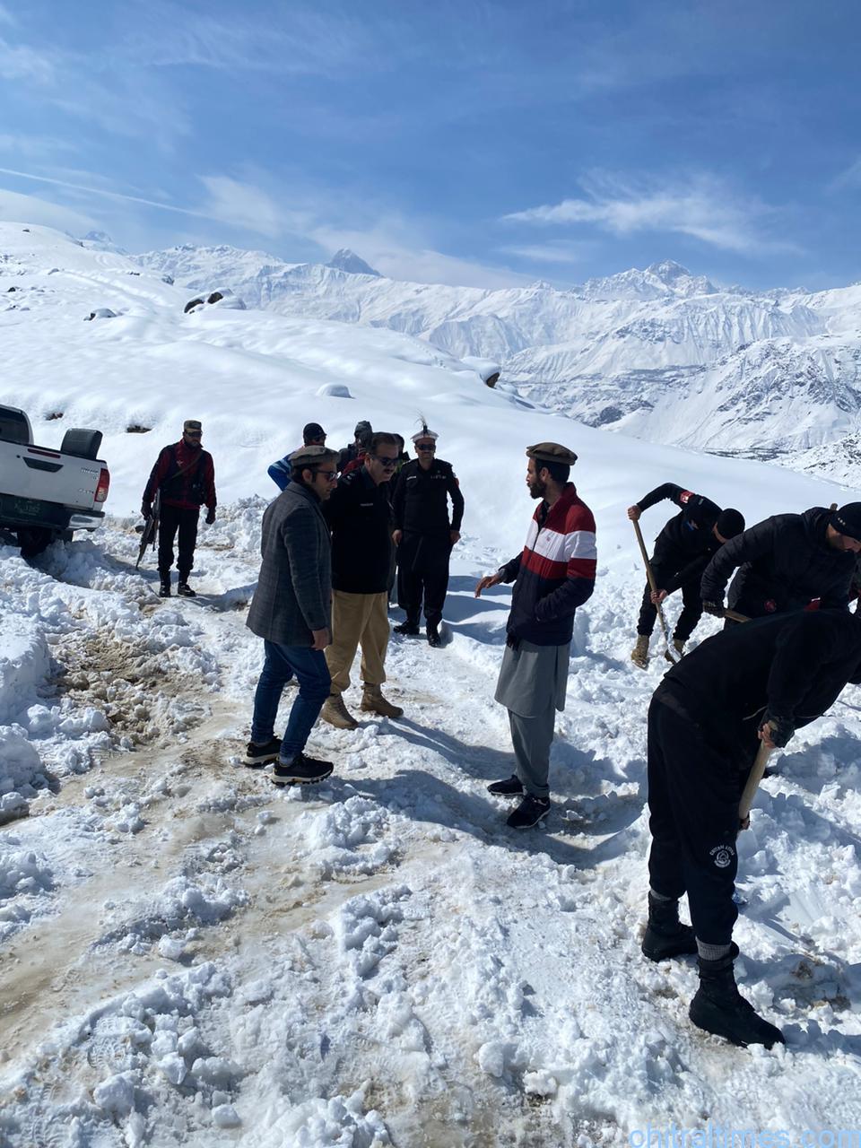 chitraltimes snow clearence torkhow mulkhow road upper chitral 20