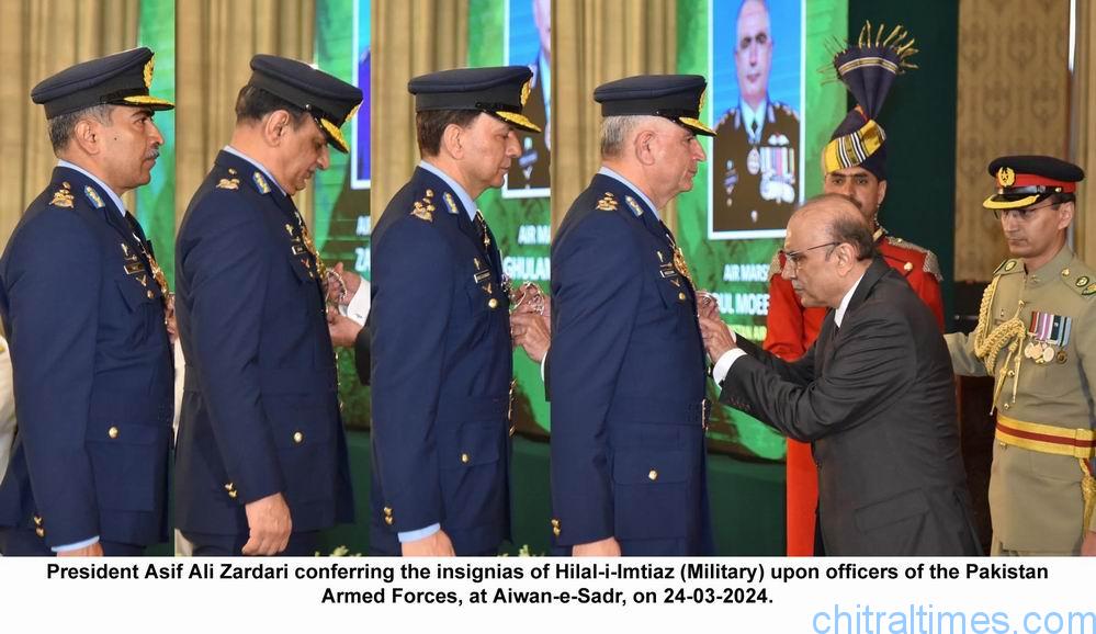 zardari presenting awards to military officials