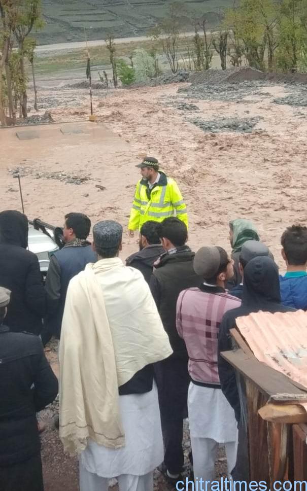 chitraltimes chitral lower trafic police under rain flood
