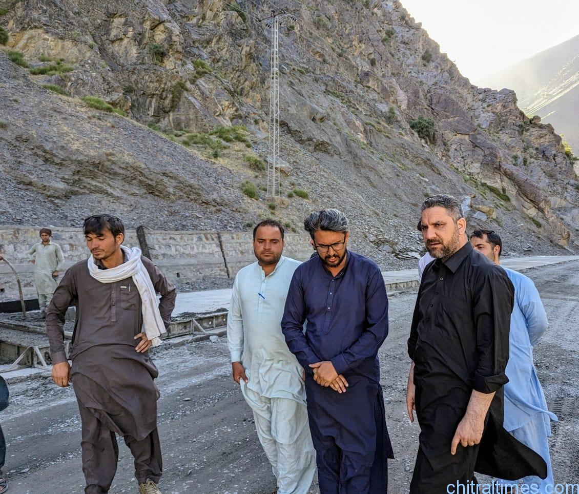 chitraltimes chitral booni road dc imran visit construction area2