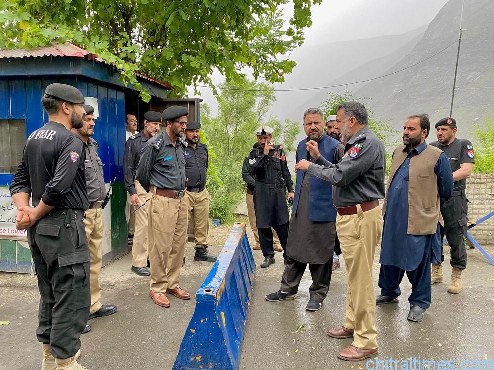 chitraltimes dpo and dc chitral lower visit police checkpost 2