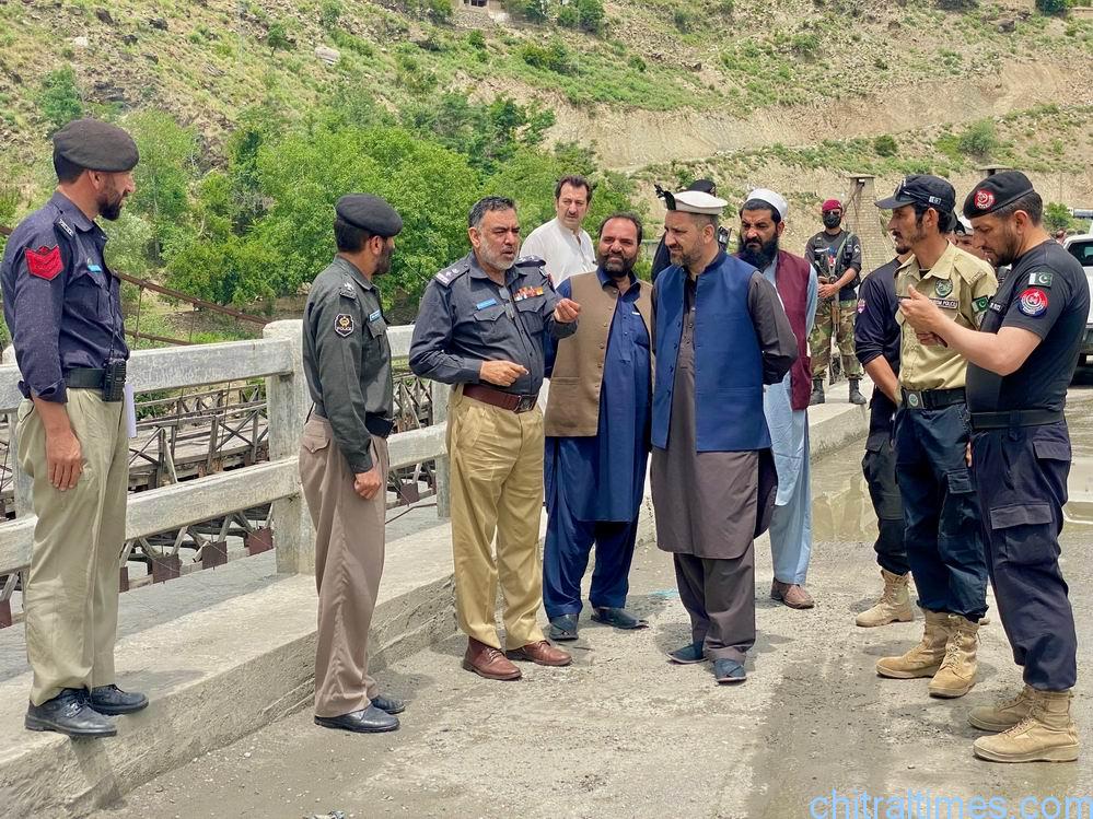chitraltimes dpo and dc chitral lower visit police checkpost 3