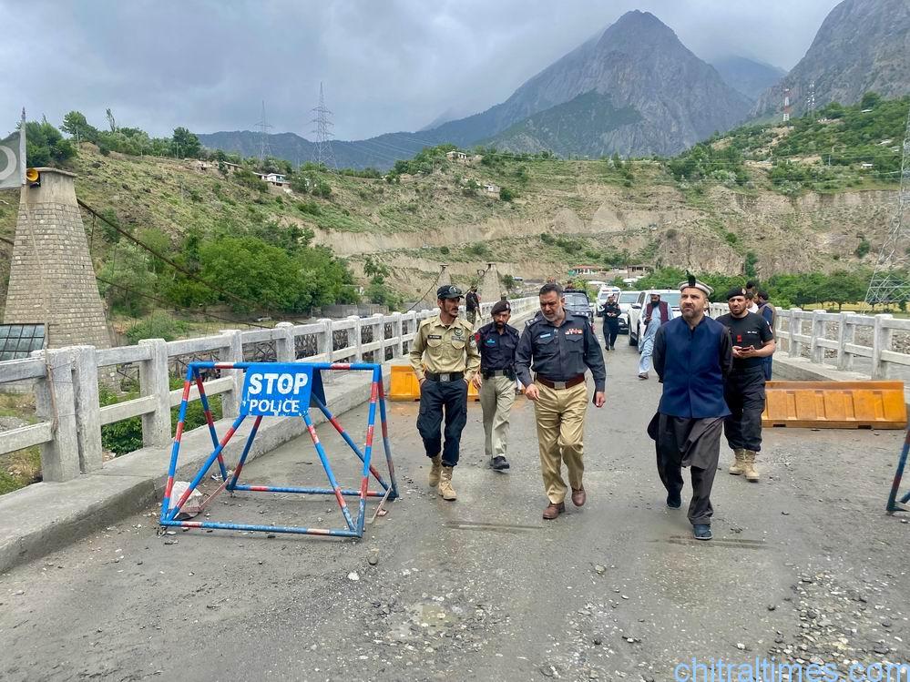 chitraltimes dpo and dc chitral lower visit police checkpost 4