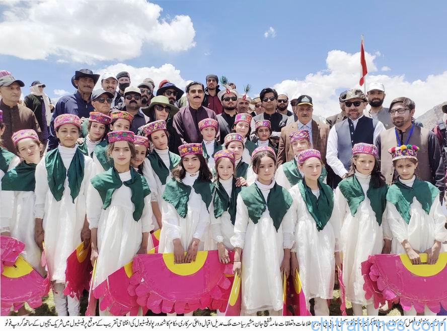 Governor KP at Shandoor Festival with school children