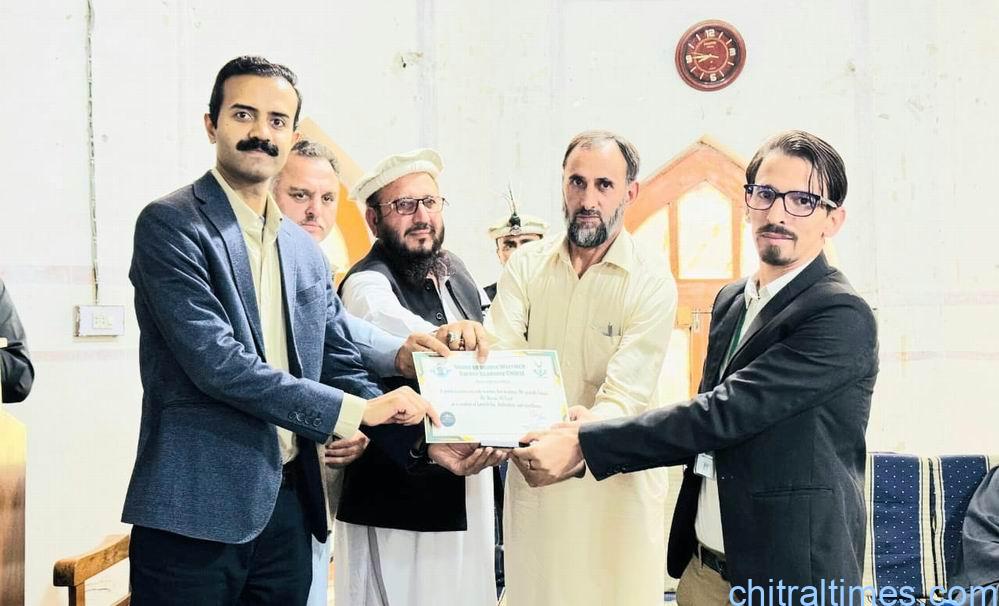 عالمی یوم اساتذہ کے موقع پر آغاخان ہائیر سیکنڈری سکول چترال کے دو ہونہار اساتذہ کو سرٹیفکیٹ اور شیلڈ سے نوازا گیا