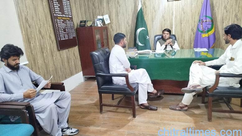 Chitral Times - The voice of Chitral | اپر چترال میں مون سون تیاریوں کا جائزہ، ارلی وارننگ سسٹم فعال بنانے اور پیٹرول کی وافر فراہمی یقینی بنانے کی ہدایت chitraltimes adc chitral upper chairing meeting on monsoon 3