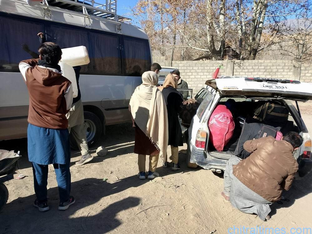 ضلعی انتظامیہ اپر چترال کی نگرانی میں افغان مہاجرین کی واپسی کا آغاز، ہیڈکوارٹر بونی سے تقریباً 50 افغان باشندوں کی پہلی کھیپ وطن روانہ