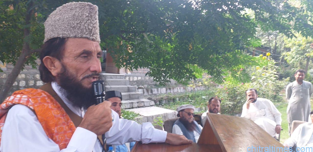  چترال سے افغان مہاجرین کی واپسی کو کم از کم تین ماہ کے لئے موخر کیا جائے، تاکہ یہاں پر گزشتہ 45سالوں سے رہائش پذیر افغان باشندے اپنے تمام معاملات طے کرسکیں۔ سیاسی عمائدین چترال 