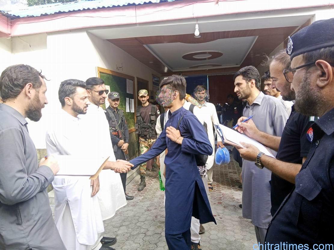 ڈپٹی کمشنر لوئر چترال کی خصوصی کاوش؛ دودرجن سے زائد نشے کے عادی افراد مفت علاج اور بحالی کے لیے پشاور منتقل