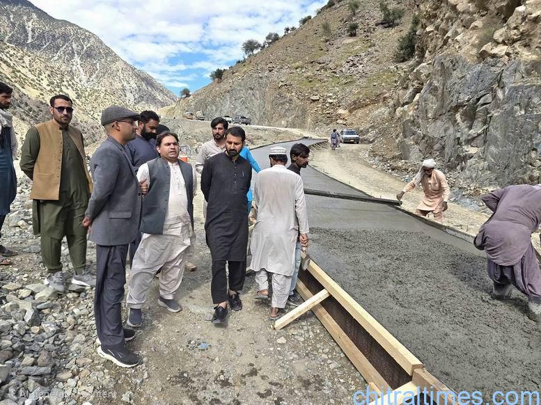 چترال: ارندو لنک روڈ کی تعمیر و بحالی کا کام زور و شور سے جاری، اسسٹنٹ کمشنر دروش کا معائنہ