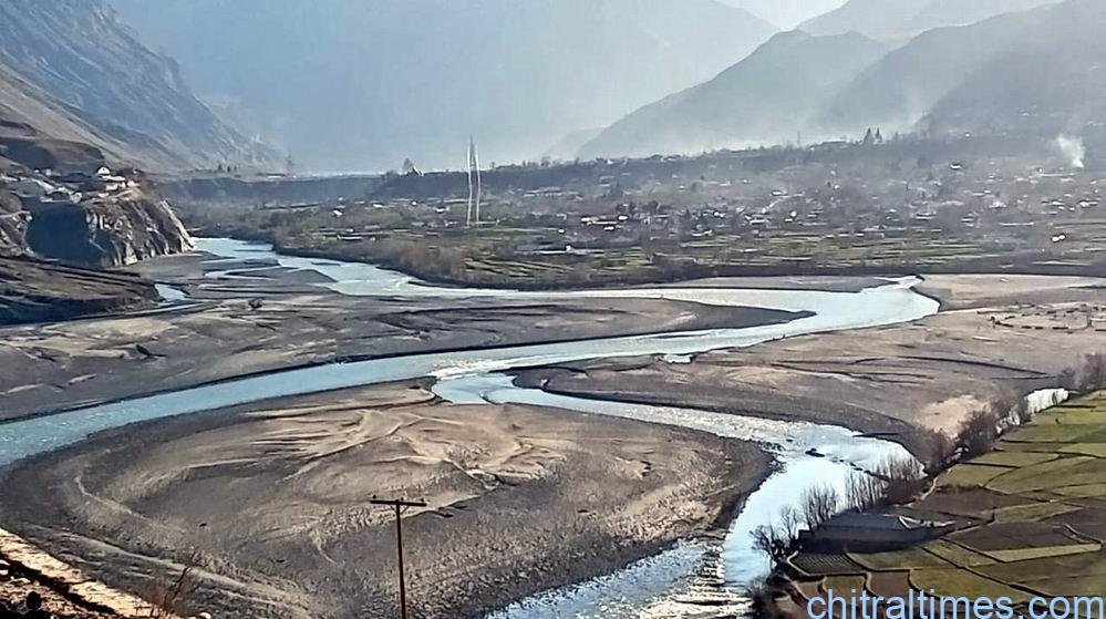 آیون میں دریائے چترال کی طغیانی کا مذید خطرہ، حکومتی عدم توجہ پر عوام میں شدید تشویش،  فوری اقدامات کا مطالبہ، بصورت دیگر اگلے سال مکمل گاوں متاثر ہونے کا خدشہ ہے۔ عوامی حلقے