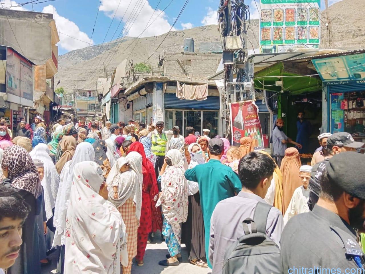 بے نظیر انکم سپورٹ پروگرام کے تحت رقم وصول کرنے والی درجنوں خواتین کا رقم کی وصولی میں تاخیر پر پی آئی اے چوک اور چترال پریس کلب میں احتجاجی مظاہرہ