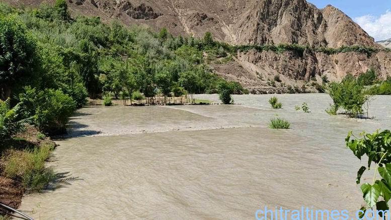 چرون میں دریائے یارخون کا کٹاؤجاری، رہائشی املاک سمیت مستوج ۔ شندور روڈ کو شدید خطرہ 