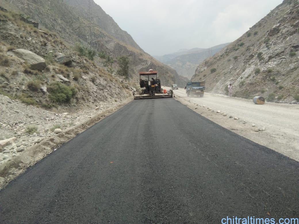 چترال – بونی- مستوج ۔ شندور روڈ پر کاری گاؤں میں اسفالٹ بچھانے کا کام شروع کردیا گیا