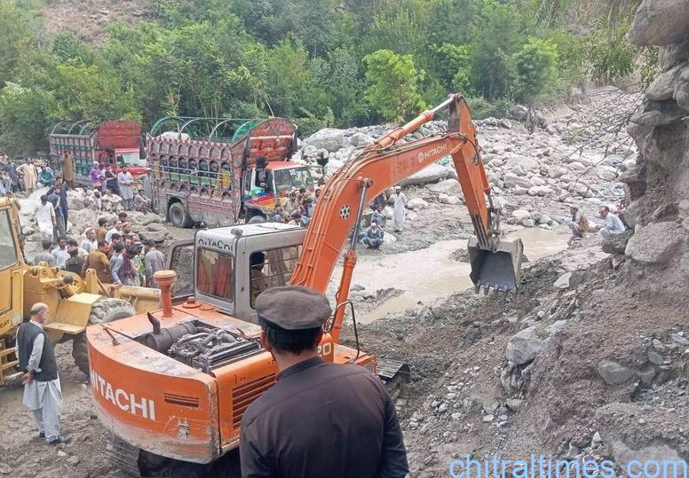 سیلاب کے بعد بحالی: بروز میں چترال پشاور روڈ ٹریفک کے لیے بحال، گرم چشمہ اور مدک لشٹ روڈ پر کام جاری 