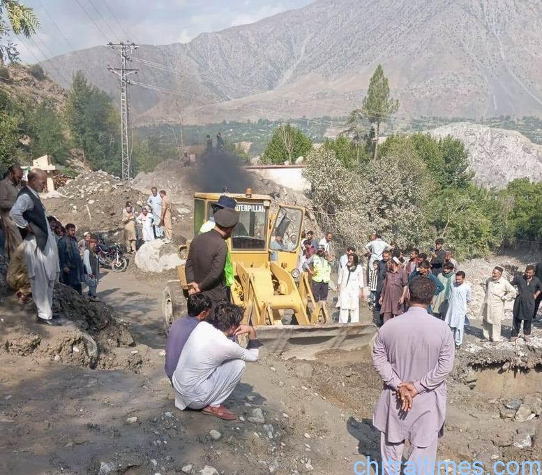 chitraltimes chitral lower road clearence after flood 4