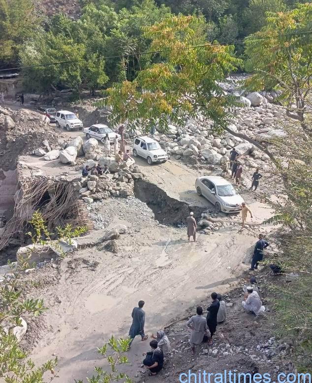 chitraltimes chitral lower road clearence after flood 5
