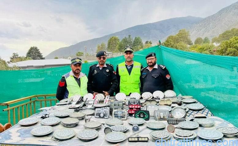 لوئر چترال میں غیر قانونی لائٹس کے خلاف ٹریفک پولیس کی خصوصی مہم جاری، درجنوں گاڑیوں سے لائٹس اُتار دیئے گئے