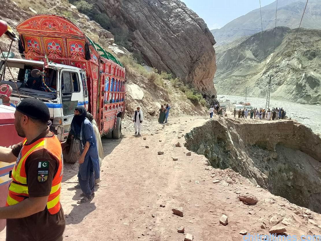 چترال مستوج روڈ پر ریشن کے مقام پر ہلکی ٹریفک بحال، دریا کی کٹائی کا سلسلہ جاری  
