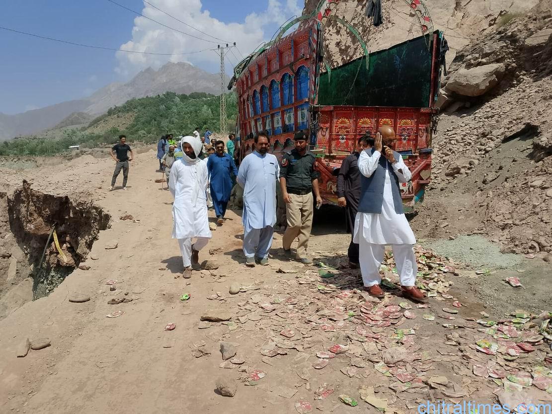 chitraltimes chitral mastuj road at shadr reshun trafic restroed 7