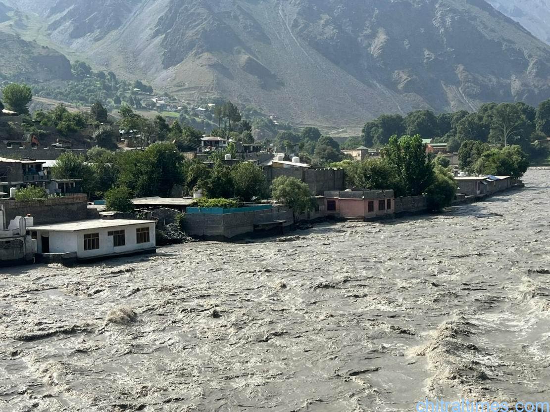 چترال شہر کے احاطے میں دریائے چترال اور ندی نالوں کے دونوں کناروں پرکمرشل عمارتوں کی شکل میں تجاوزات بڑھنے اورپانی کی بہاؤ کا قدرتی راستہ تنگ ہونے سے سیلابی ریلے کے ہر طرف بپھر  جانے کا خطرہ بڑھ گئی ہے 