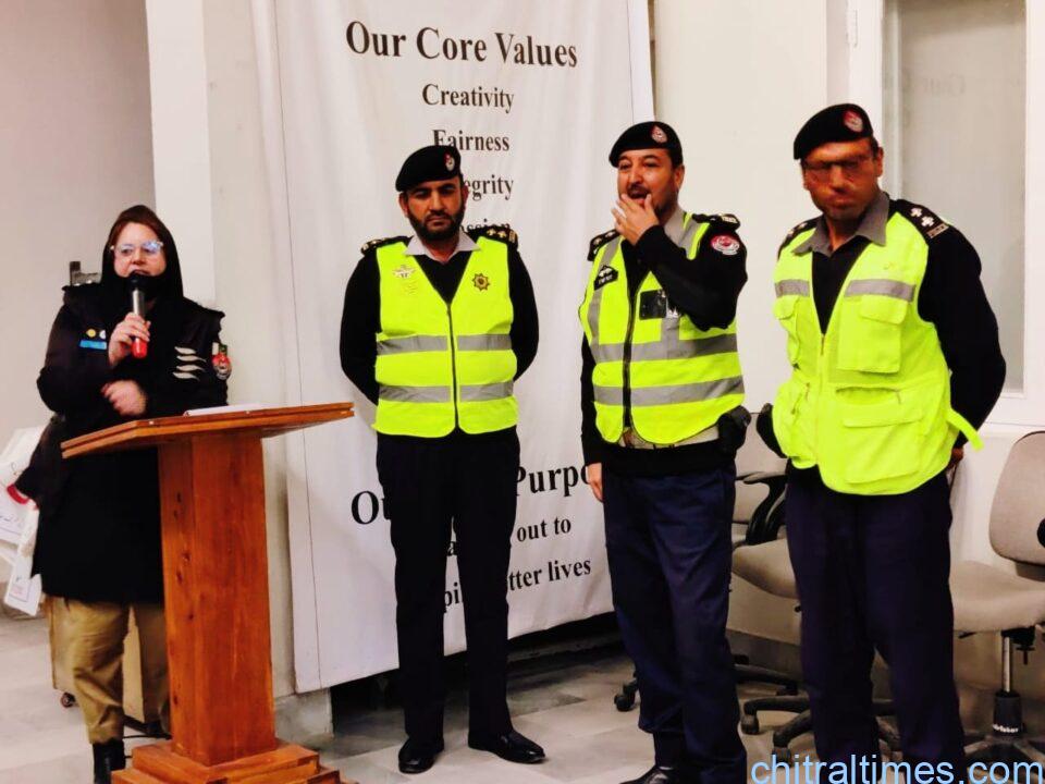 chitraltimes chitral trafic police awarness session 1