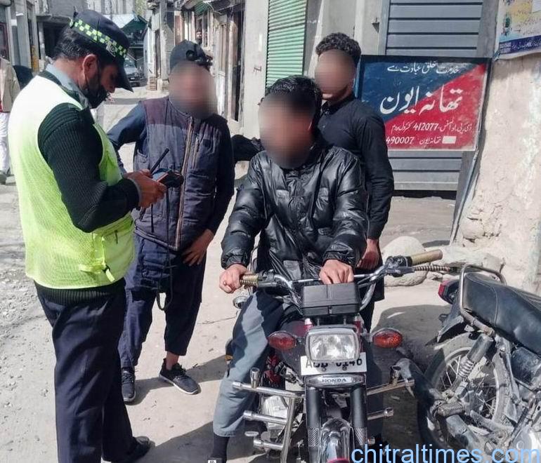 لوئر چترال میں کم سن موٹرسائیکلسٹ کے خلاف کریک ڈاؤن جاری، متعدد کم سن موٹرسائیکل سواروں کو چالان کیا گیا