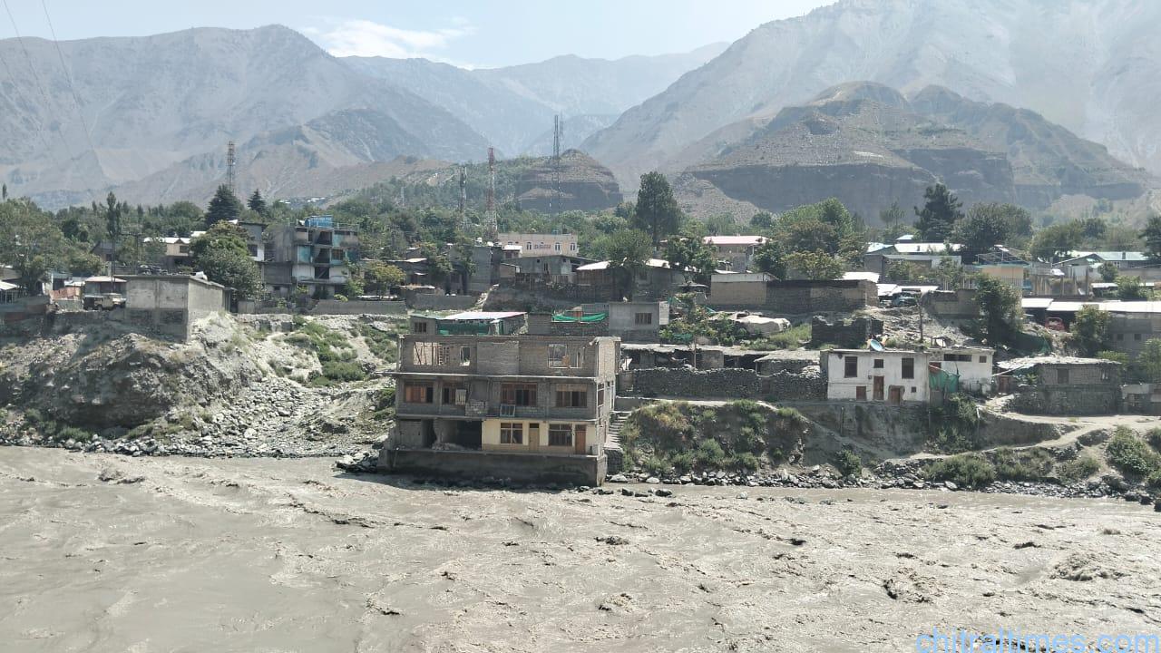 دریائے چترال کے دونوں کناروں پر تجاوزات کے خلاف اپریشن ناگزیر، دونوں اطراف کے انسانی بستیوں کو شدید خطرات لاحق ہیں۔  عوامی حلقے