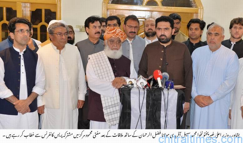 صوبے کیلئے گندم اور گیس کی بندش کے خلاف وزیراعلیٰ خیبرپختونخوا سہیل آفریدی اور مولانا فضل الرحمن کا مشترکہ پریس کانفرنس