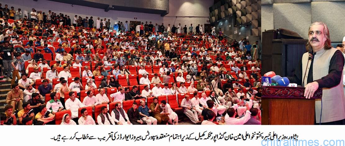 Chitral Times - The voice of Chitral | قومی سطح پر بہترین کارکردگی کا مظاہرہ کرنے والے کھلاڑیوں کو ماہانہ 25 ہزار روپے وظیفہ دے رہے ہیں جبکہ بین الاقوامی کھیلوں میں گولڈ میڈل حاصل کرنے والے کھلاڑیوں کو 50 ہزار ماہانہ وظیفہ دیں گے۔وزیراعلیٰ chitraltimes cm kp distribution trophy among youth 1