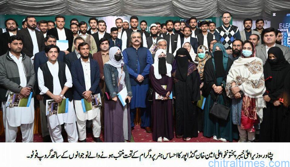 chitraltimes cm kp giving away hunmarnd schlorship 1