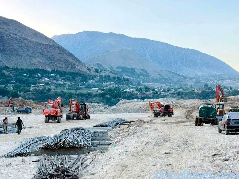 ڈپٹی کمشنر لوئر چترال کا وزیراعظم پاکستان کے کوارڈنیٹر عبد الولی خان ایڈوکیٹ کے ہمراہ زیرتعمیر  دانش سکول اور آیون ۔ کالاش روڈ منصوبوں کا دورہ