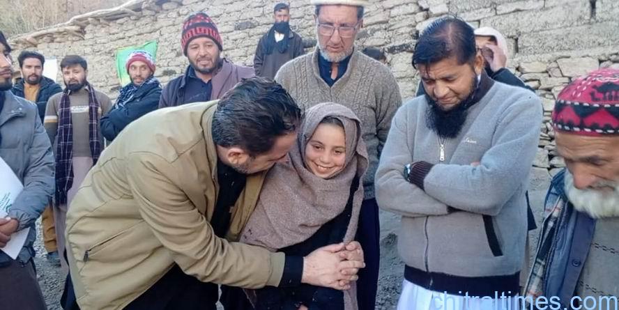 chitraltimes dc and dpo upper chitral visit zaini fire cut house 1