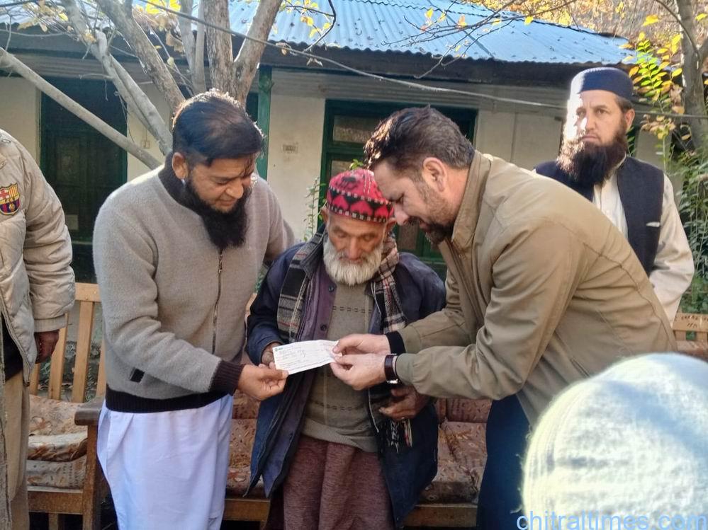 ڈی سی اور ڈی پی او اپر چترال کا زائینی گاوں میں پراسرارآتشزدگی سے متاثرہ خاندان سے اظہارِ تعزیت، گھر کی تعمیر کے لیے 10 لاکھ روپے کا امدادی چیک فراہم