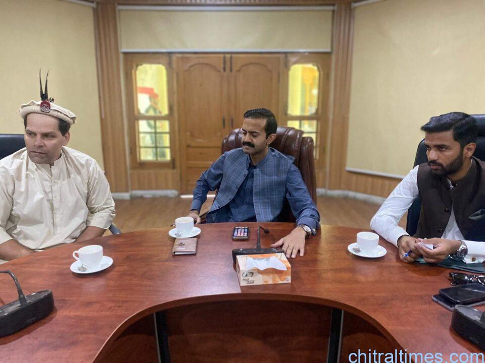 chitraltimes dc chitral lower meeting with akah 2