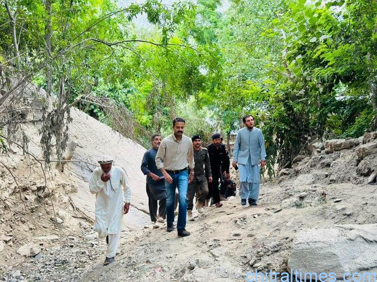 chitraltimes dc chitral lower visit flood hit area broze kol 1