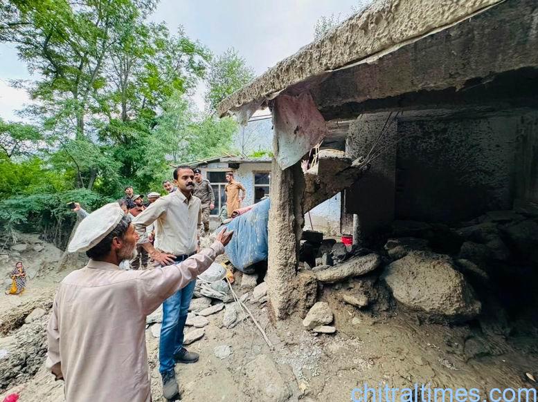 ڈپٹی کمشنر لوئر چترال کا سیلاب سے متاثرہ علاقوں کا دورہ، بحالی کے کام تیز کرنے اور نقصانات کا ازسرِنو جائزہ لینے کی ہدایت