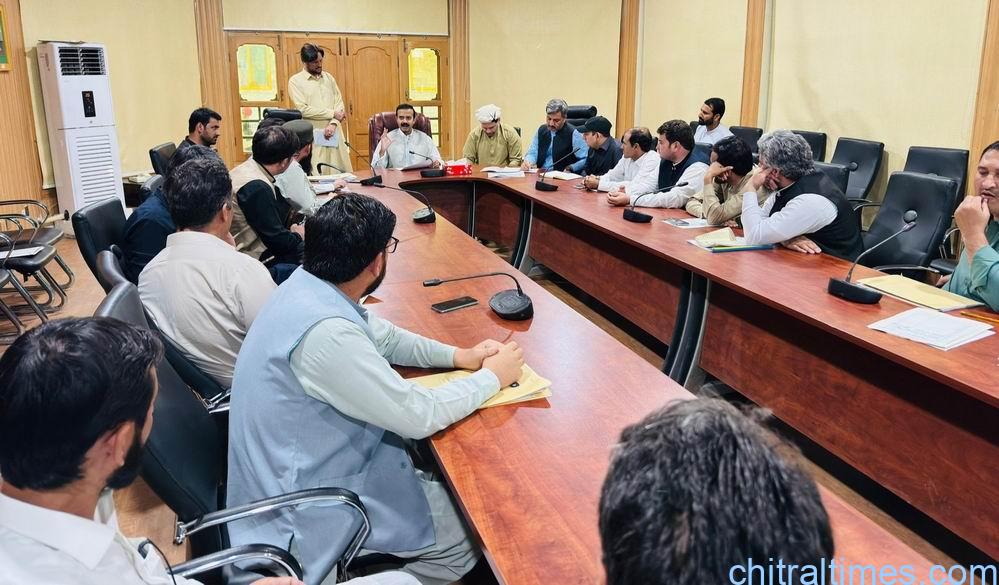 چترال لوئیر کے پچاس پلے گراونڈز کی تعمیر کے منصوبوں پر پیش رفت کا جائزہ لینے کیلئے ڈپٹی کمشنر کے زیر صدارت اجلاس