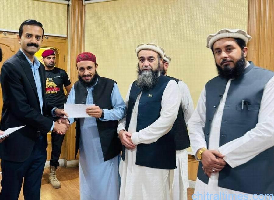 Chitral Times - The voice of Chitral | ڈپٹی کمشنر لوئیر چترال کی طرف سے رحمة للعالمین ﷺ کانفرنس کےنعتیہ مقابلوں میں نمایاں پوزیشن ہولڈر طلبا میں انعامات تقسیم chitraltimes dc lower chitral given away cash prizes to naat competition winners 6