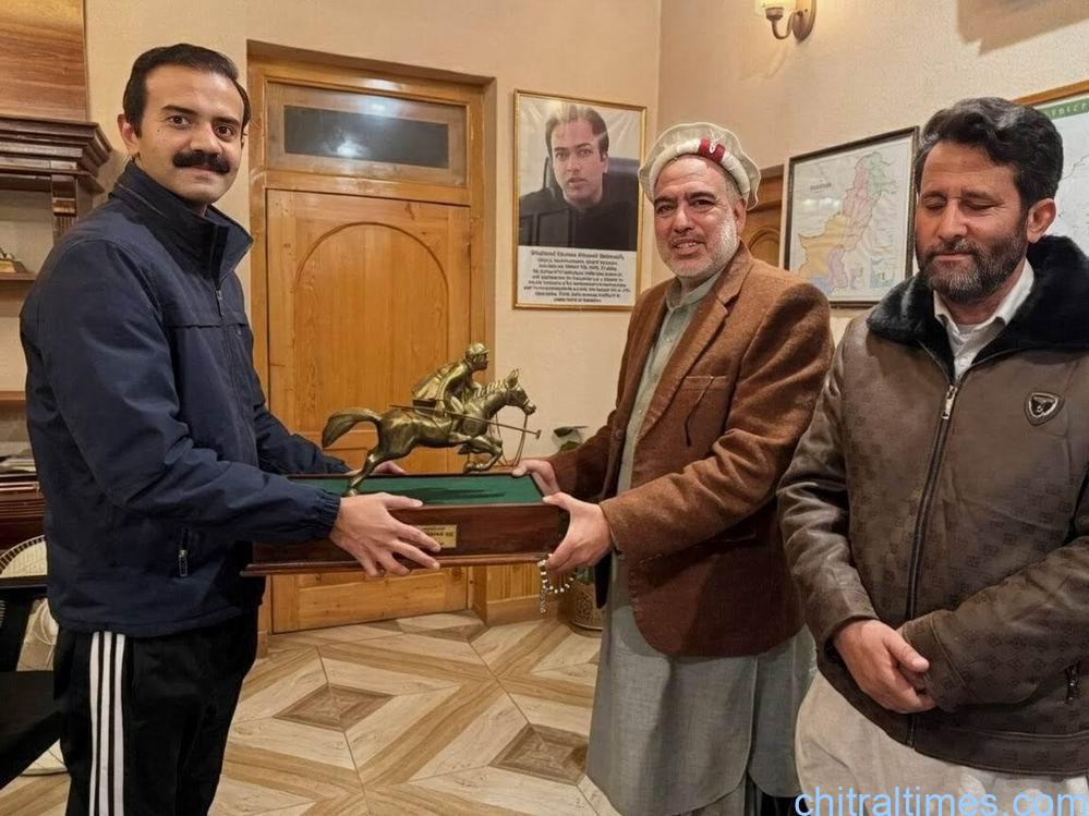 chitraltimes dc lower chitral giving away shield to dpo iftikhar shah