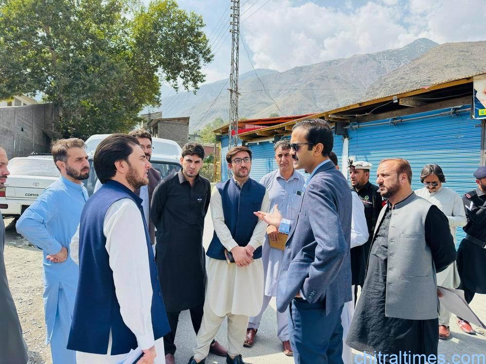 Chitral Times - The voice of Chitral | چترال شہر میں فوڈ اسٹریٹ کے قیام کیلئے ڈپٹی کمشنر کا گولدور چوک کا دورہ ، فوڈاسٹریٹ کے قیام کا جائزہ، جلدپایہ تکمیل تک پہنچانے کاعزم chitraltimes dc lower raw hashim azeem visit chitral bazar for food street 3