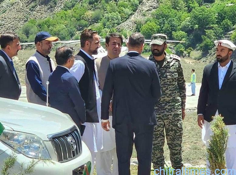 chitraltimes dc upper chitral and others receives hh prince rahim aga khan at parwak mastuj healypad