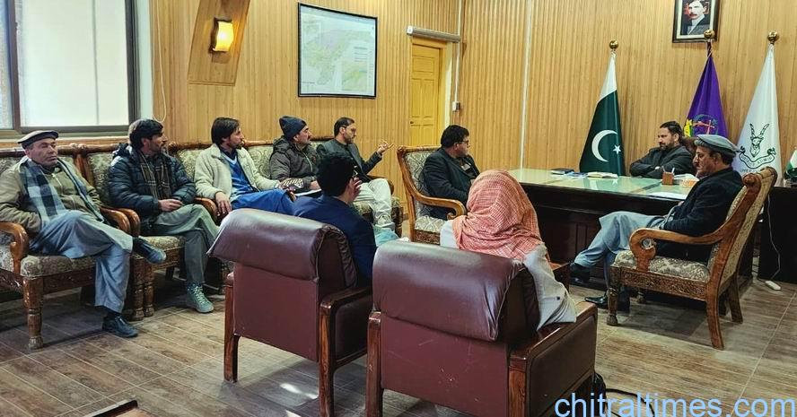 اپرچترال؛ پاور یارخون بجلی گھر میں بجلی کی ترسیل کے حوالے سے مسائل کے حل کیلئے ڈپٹی کمشنر کے زیر صدارت اجلاس