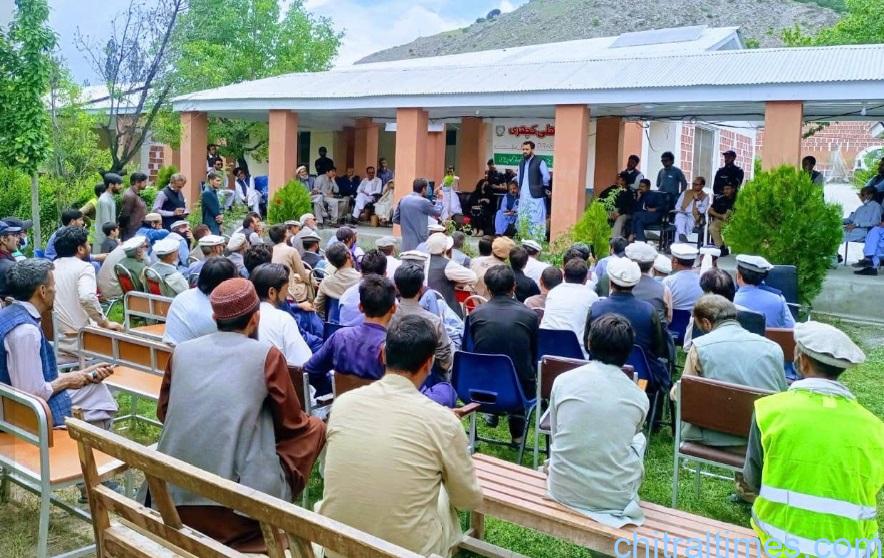  اپر چترال:  موڑکھو وریجون میں ڈپٹی کمشنراپرچترال کے زیراہتمام کھلی کچہری، عوام نے مسائل کے انبار لگا دیئے